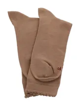 Calcetín de caña media color beige, con borde superior festoneado y pequeño bordado de pato en tono oscuro.
