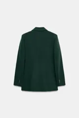 Blazer cruzado de color verde oscuro, con cuello de solapa, manga larga, bolsillos delanteros con solapa y cierre frontal con dos botones dorados.