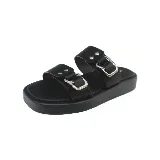 Sandalias marrones con plataforma negra, dos tiras anchas con hebillas doradas y plantilla acolchada.