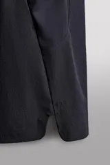 Pantalón corto deportivo de Zara Athleticz confeccionado en tejido técnico ligero y elástico de color negro. Cuenta con cintura elástica ajustable con cordón, bolsillos frontales y aberturas laterales en el bajo.