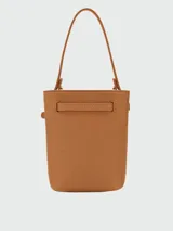 Cartera bucket extra pequeña Longchamp modelo Le Smart Flow, color negro con textura granulada, asa de hombro y detalle de hebilla metálica dorada frontal.