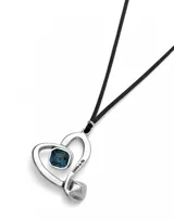Colgante largo con cordón negro efecto seda y dije de corazón plateado con cristal azul.