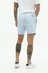 Short de baño con estampado floral en tonos azules, cintura elástica con cordón ajustable, bolsillos laterales y bolsillo trasero.