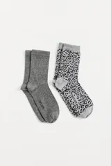 Pack de dos pares de medias cortas marca CaroCuore. Un par es de color gris liso con textura acanalada y el otro par presenta un estampado animal print en tonos gris y negro.
