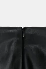 Falda mini de tiro medio confeccionada en tejido efecto piel. Presenta un diseño con detalle de frunces en el delantero y cierre posterior con cremallera oculta.