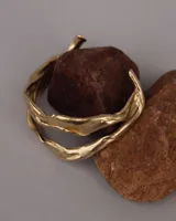 Brazalete rígido de bronce y alpaca maciza, con diseño orgánico irregular.