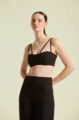 Top negro de corte bandeau con tirantes dobles, diseño ajustado al cuerpo y silueta corta.