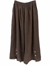 Pantalón ancho color marrón chocolate, de corte holgado, con cintura elástica fruncida y detalle de botones decorativos en la parte inferior de las piernas.