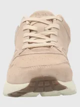 Zapatillas urbanas Hush Puppies modelo Brandhall, confeccionadas en cuero descarne color taupe. Presentan diseño con cordones, suela de EVA con tecnología de amortiguación de aire y detalles de la marca en el lateral y la lengüeta.