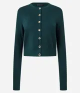 Cardigan negro de punto con escote redondo, mangas largas y cierre delantero con botones dorados.