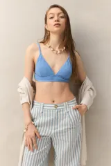 Top de bikini azul con textura tramada, diseño de triángulo con breteles finos regulables.