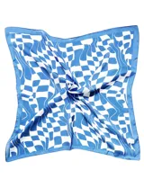 Pañuelo de satén Do Everything In Love, de diseño cuadrado con estampado geométrico abstracto en tonos azul y blanco.