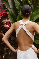 Vestido midi de algodón con diseño de bordado inglés perforado. Presenta escote en pico, diseño sin mangas y tirantes cruzados en la espalda con detalle de argolla.