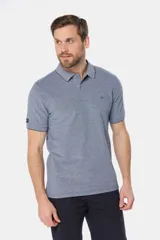 Remera polo lisa de piqué en color celeste, con cuello camisero, cierre frontal con botones y manga corta.