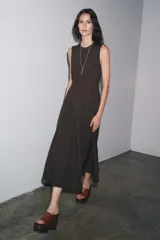 Vestido midi marrón sin mangas confeccionado en hilatura con 10% de lino. Tiene cuello redondo, corte evasé y cierre trasero con cremallera oculta.