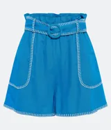 Short de lino celeste con cintura elastizada, cinturón con hebilla redonda forrada y pespuntes blancos contrastantes.