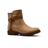 Bota corta de estilo casual color tostado, con detalle de textura grabada en la parte superior de la caña y cordón decorativo anudado alrededor del tobillo. Cuenta con cierre lateral y suela plana con detalle de costura visible.