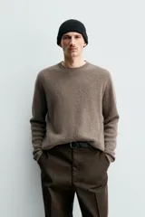 Jersey de punto canalé con cuello redondo y manga larga, confeccionado en hilatura de cashmere. Presenta un corte regular fit con acabados en rib en puños y bajo.