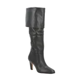 Bota de cuero negra con caña alta, taco fino y cierre lateral.