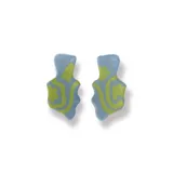 Par de aros colgantes con forma irregular, color celeste con estampado de líneas onduladas color verde.