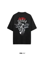 Remera negra de manga corta con estampado de Michael Jordan y la frase "GOAT" en rojo.