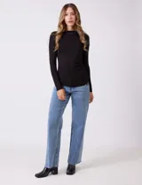 Remera blanca de modal, marca Elie Tahari, con cuello recto, manga larga y frunces en el lateral.