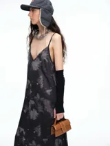 Vestido largo de breteles finos con escote en V, confeccionado en lyocell con estampa orgánica efecto lavado. Presenta una silueta levemente evasé con caída recta y fluida.