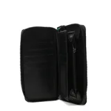 Billetera acolchada color rosa con cierre perimetral negro, logo 'mc' en etiqueta negra y correa de mano con letras verdes sobre fondo negro.