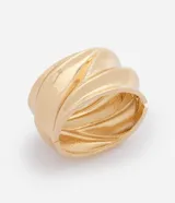 Pulsera rígida de metal dorado con diseño orgánico, curvas en relieve y estructura robusta. Cuenta con apertura con resorte interno.