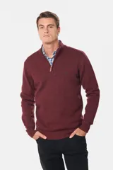 Buzo tejido de lana con cuello alto y medio cierre metálico frontal. Presenta puños y ruedo acanalados, con logo bordado en el pecho.