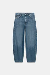 Jeans de tiro alto con diseño de pierna tipo barril (tapered leg) y largo completo. Presentan un efecto lavado, cierre frontal con cremallera y botón, trabillas en la cintura y bolsillos funcionales en delantero y espalda.