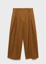 Pantalon de corte wide leg en color marrón, confeccionado en mezcla de algodón y lyocell. Presenta tiro medio, cierre frontal con cremallera y botón, trabillas para cinturón, bolsillos laterales y pinzas delanteras que aportan estructura.