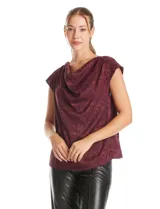 Blusa de satén labrado con diseño de jacquard tono sobre tono, cuello volcado y manga corta con hombro caído.