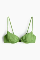 Top de bikini con aros color verde, con tirantes ajustables y cuenta decorativa en el centro.