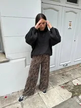 Sweater tejido color verde militar, de manga larga con puños ajustados.