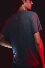 Remera deportiva gris de tejido funcional DryMove™ que ayuda a absorber el sudor. Tiene cuello redondo, costuras laterales adelantadas, aberturas de ventilación en la espalda y detalles reflectantes.