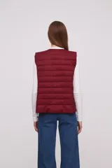 Chaleco acolchado color verde militar con cierre de botones a presión.