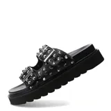 Sandalias negras de plataforma con dos tiras anchas con hebillas y tachas plateadas.