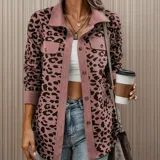 Sobre camisa de pana con estampado animal print, cuello camisero, mangas largas y cierre frontal con botones.
