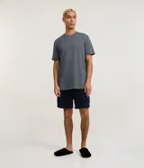 Pijama corto Viko para hombre de diseño cómodo, compuesto por una remera de manga corta con cuello redondo y diseño melange jaspeado, y un short liso de color azul marino con cintura elástica.