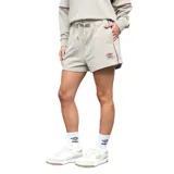 Short deportivo Umbro color beige, confeccionado en tejido de algodón con cintura elástica ajustable mediante cordón. Presenta bolsillos laterales, una línea vertical en contraste color bordó en los laterales y el logo de la marca bordado en la parte inferior.