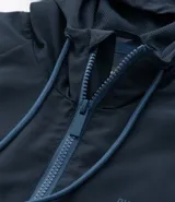 Campera deportiva Get Over con capucha y cierre frontal de cremallera. Presenta un diseño bicolor en tonos grises con estampa lettering en el pecho, bolsillos laterales, puños y bajo elásticos.