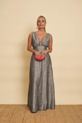Vestido largo de tafeta amasada en color gris, con escote en V pronunciado, corte en la cintura y falda evasé.