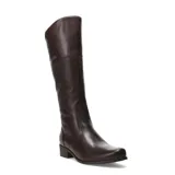 Botas de caña alta marca Bottero, confeccionadas en cuero marrón. Presentan un diseño combinado con una sección de textura microperforada en la parte frontal de la caña y cuero liso en el resto de la estructura. Cuentan con un taco bajo cuadrado y punta redondeada.