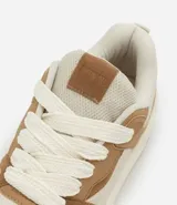 Championes de caña corta marca Satinato, confeccionados en material sintético tipo cuero (PU). Presentan un diseño de paneles en tonos beige y tostado, con suela de plataforma tipo caja y cierre mediante cordones.