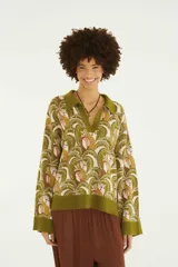Cardigan de punto con cuello tipo polo y escote en V, de mangas amplias y diseño relajado, con estampado exclusivo en tonos verdes.