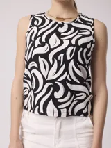 Musculosa de calce relajado con cuello redondo, confeccionada en tejido estampado en tonos de azul y crudo.