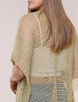 Poncho de tejido de punto abierto crochet con hilos metalizados de lúrex, color gris, ultra liviano, de silueta amplia y fluida, escote en V y mangas cortas integradas estilo capa.