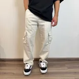 Jean cargo de corte recto y tiro medio, confeccionado en denim de algodón en tono azul claro. Presenta bolsillos laterales tipo cargo con solapa y costuras reforzadas.