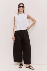 Pantalón negro de tiro alto con cintura elastizada y cordón ajustable, de corte amplio y relajado, con bolsillos laterales.
